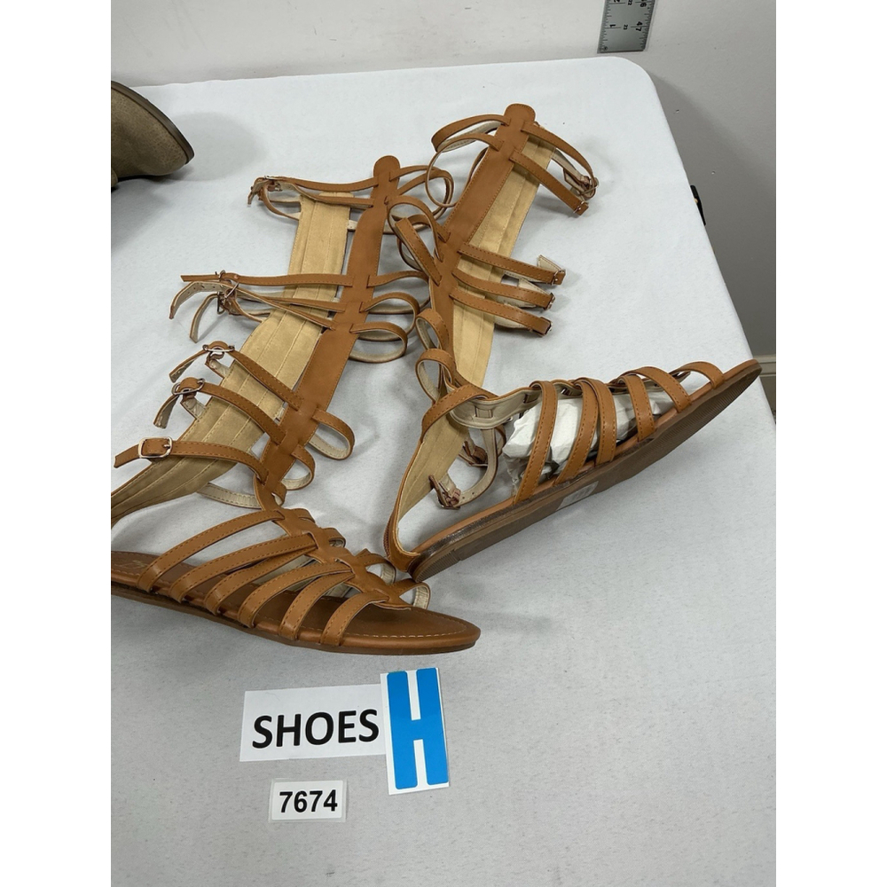Womans NWD BF Betani Pocahantas Strappy Knee High Gladiator Sandals 10 Brown